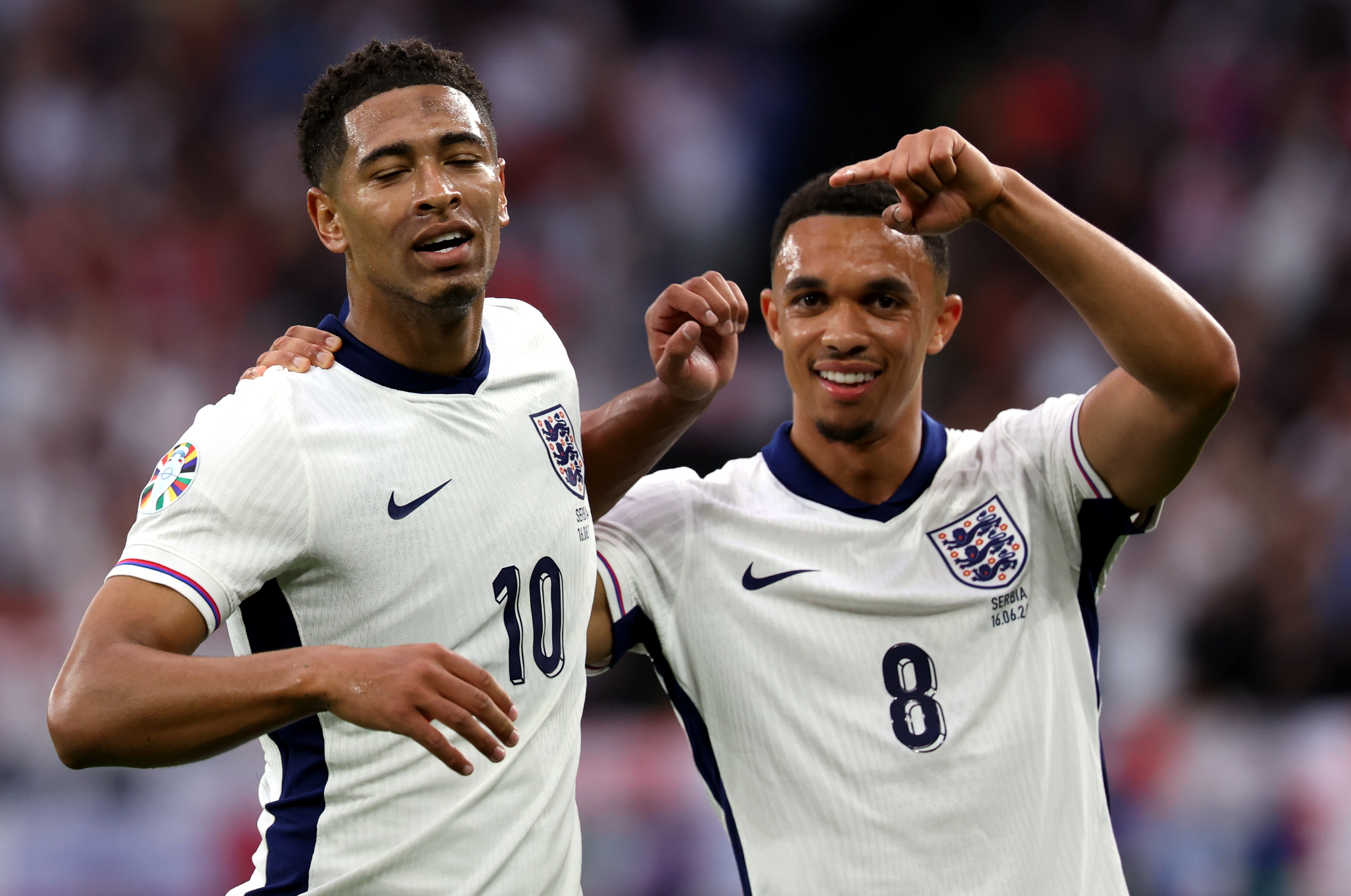 包含足球精彩纷呈，欧国联赛再掀热闹狂潮的词条