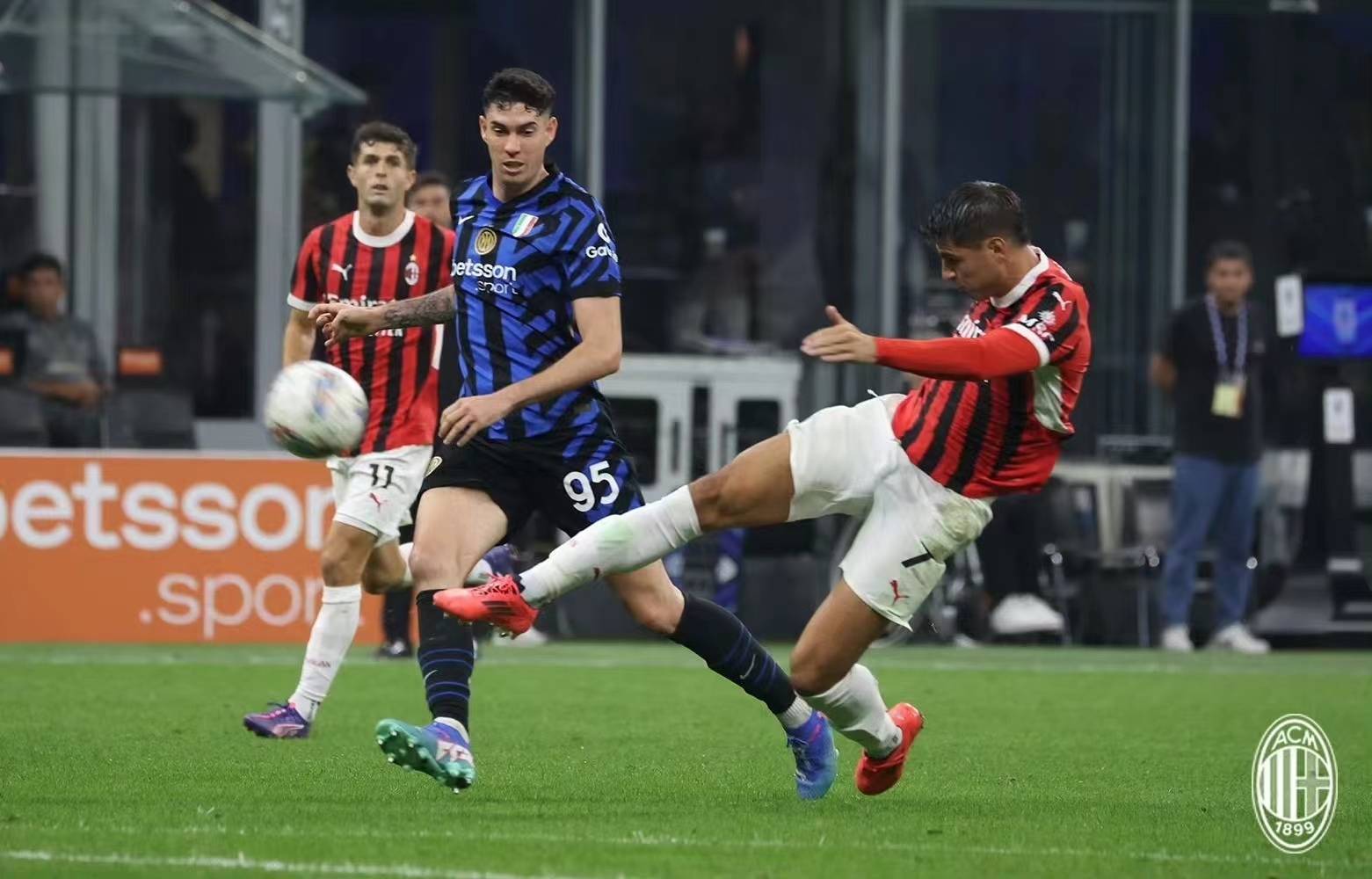 包含AC米兰青训培养出新巨星引发球迷热议的词条