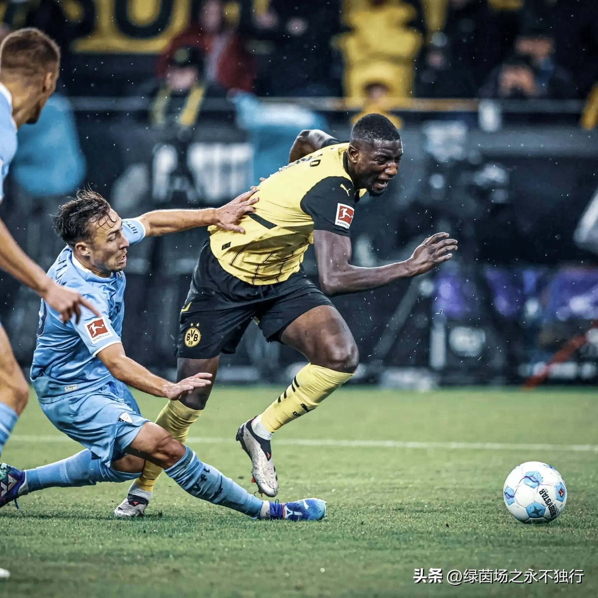 包含多特蒙德客场遭遇失利，卫冕冠军前景堪忧的词条