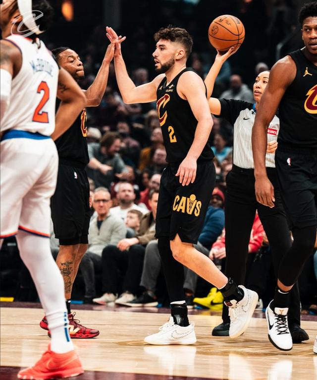 尼克斯队在比赛中展现团队实力,获得胜利 尼克斯队在比赛中展现团队实力,获得胜利