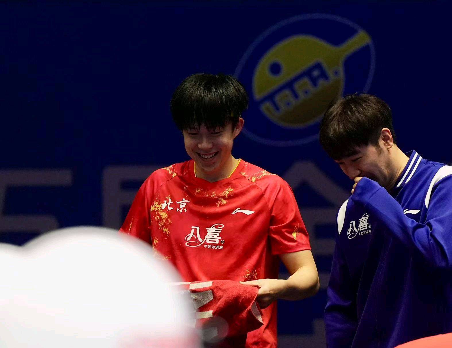 双方决战攻防较量,谁能在赛场上立于不败 双方决战攻防较量,谁能在赛场上立于不败