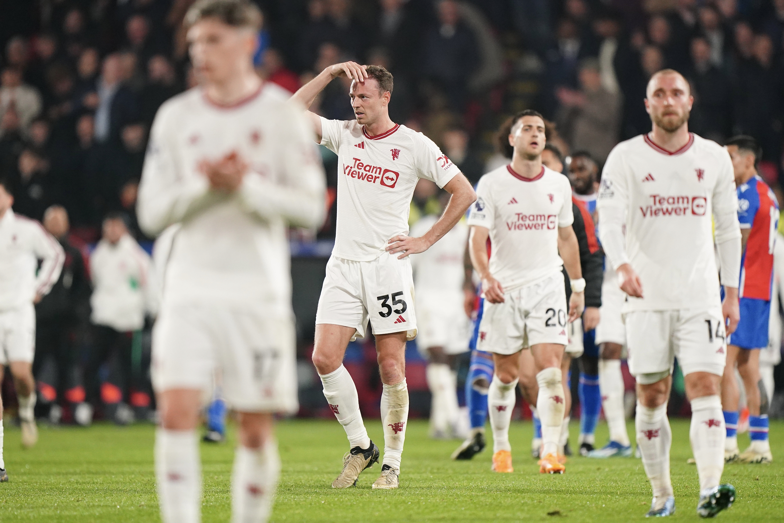 曼联客场击败费耶诺德,球迷欢呼雀跃 曼联客场击败费耶诺德,球迷欢呼雀跃