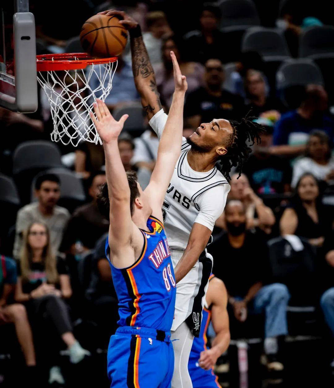 关于新秀球员崭露头角打出出色表现获得赞誉的信息 关于新秀球员崭露头角打出出色表现获得赞誉的信息