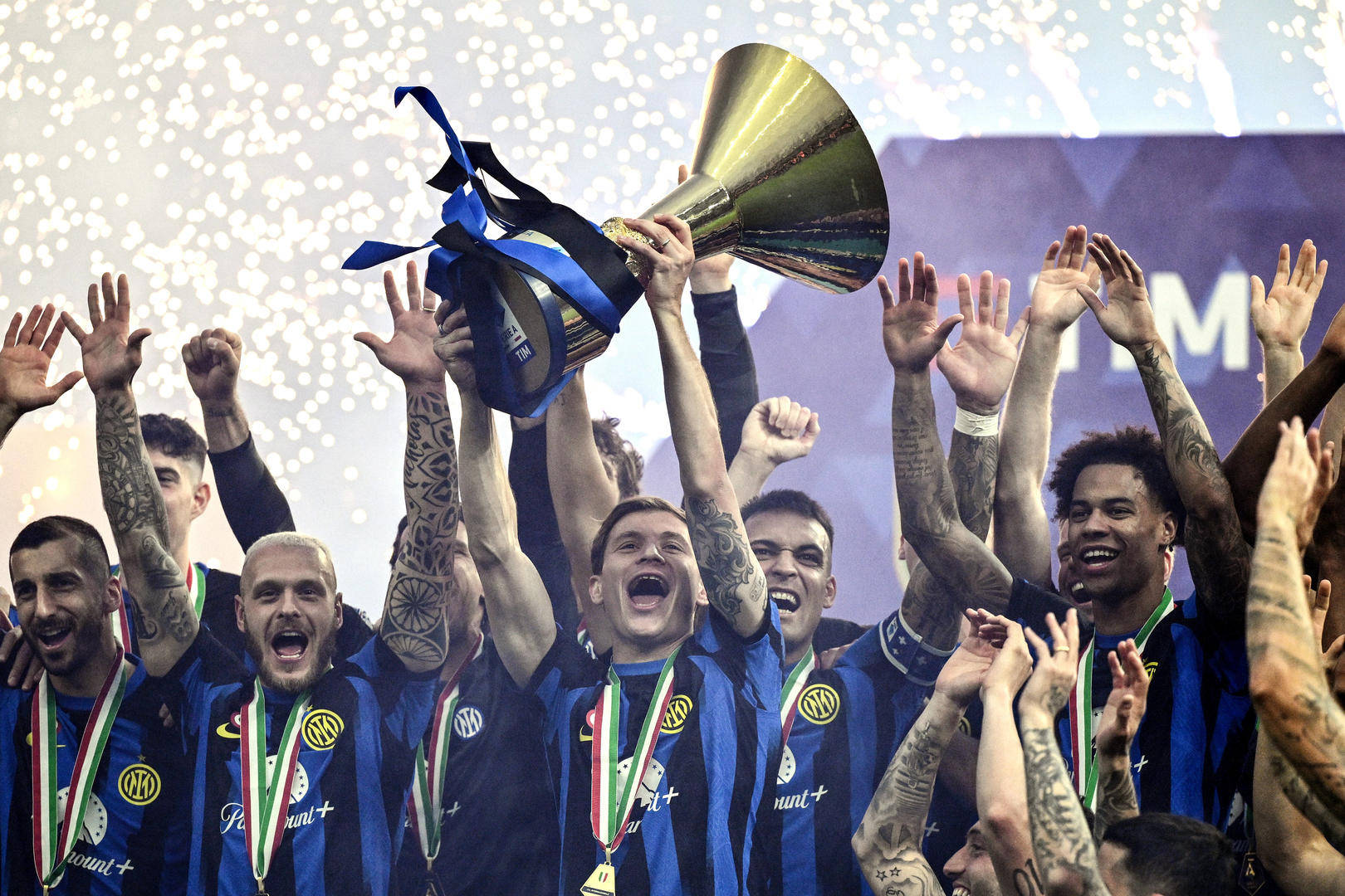 意甲豪门AC米兰决战欧冠,夺得奖杯 意甲豪门AC米兰决战欧冠,夺得奖杯