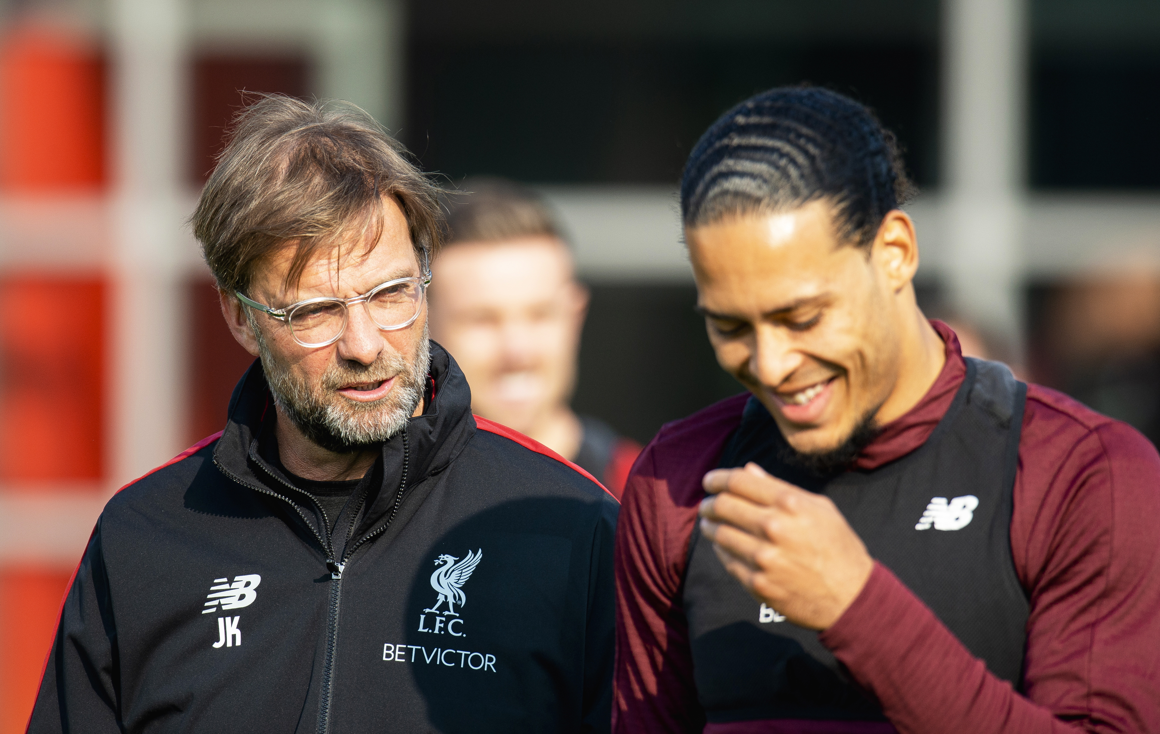 利物浦球员展现团结备战比赛 利物浦球员展现团结备战比赛