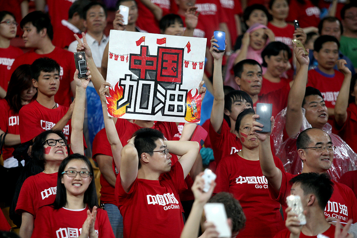 球迷狂欢，球队取得关键胜利跻身前列