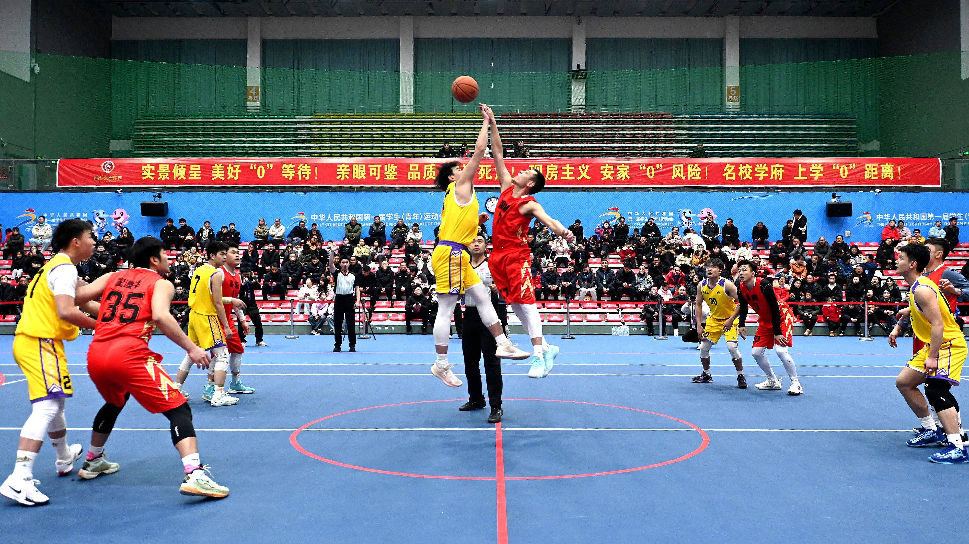 篮球比赛举办地市民热情观战 篮球比赛举办地市民热情观战