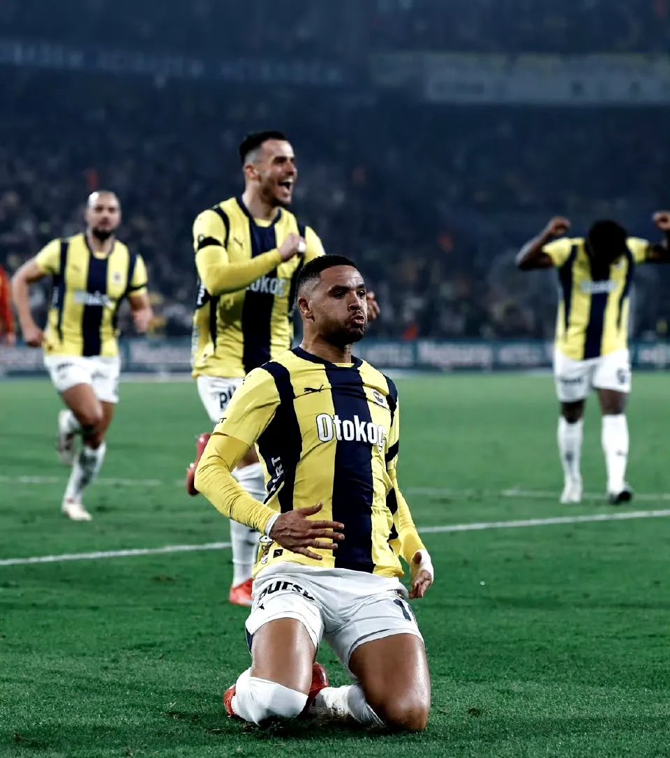 球员们在欧预赛中发挥出了顶尖水平，赢得了观众的掌声的简单介绍