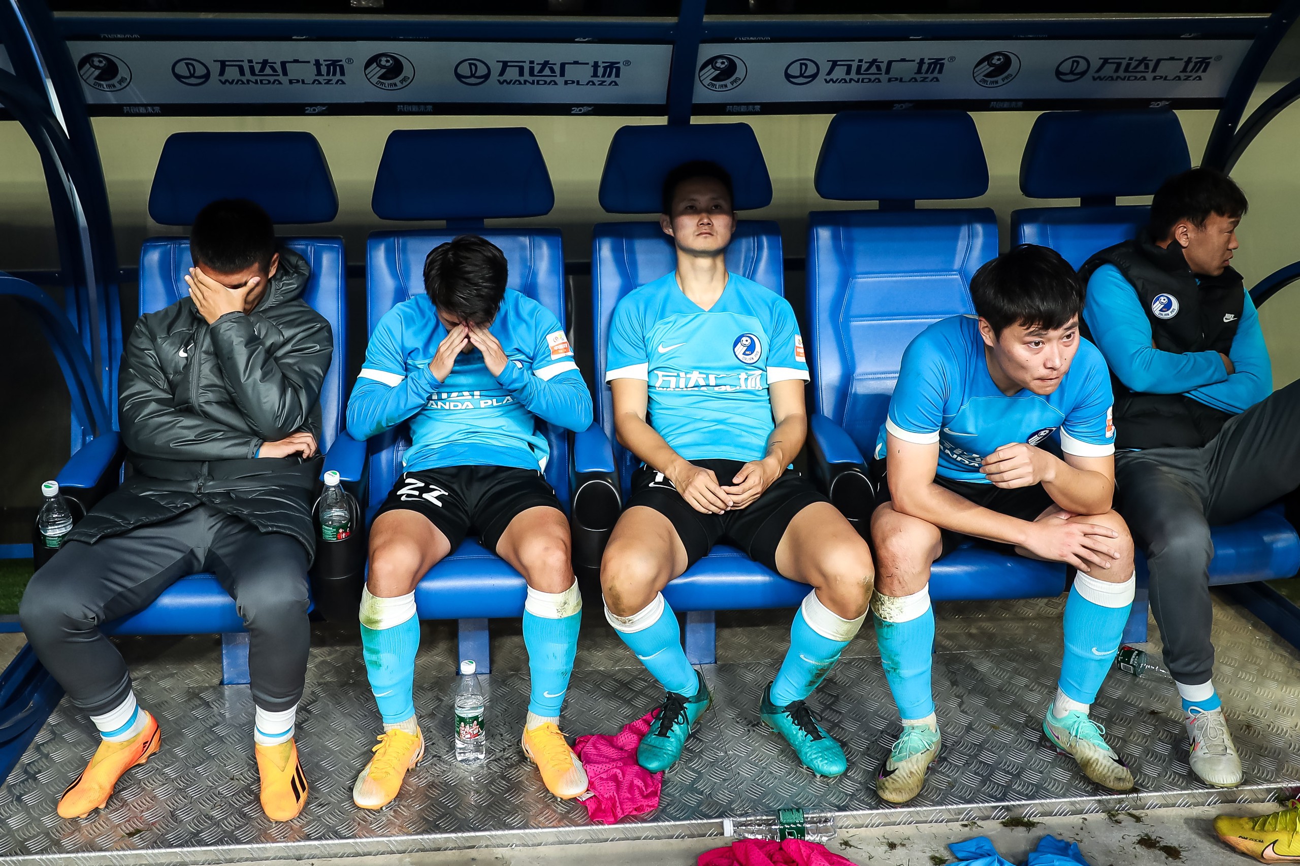 包含大连一方球迷聚集球场观战,见证胜利的词条 包含大连一方球迷聚集球场观战,见证胜利的词条