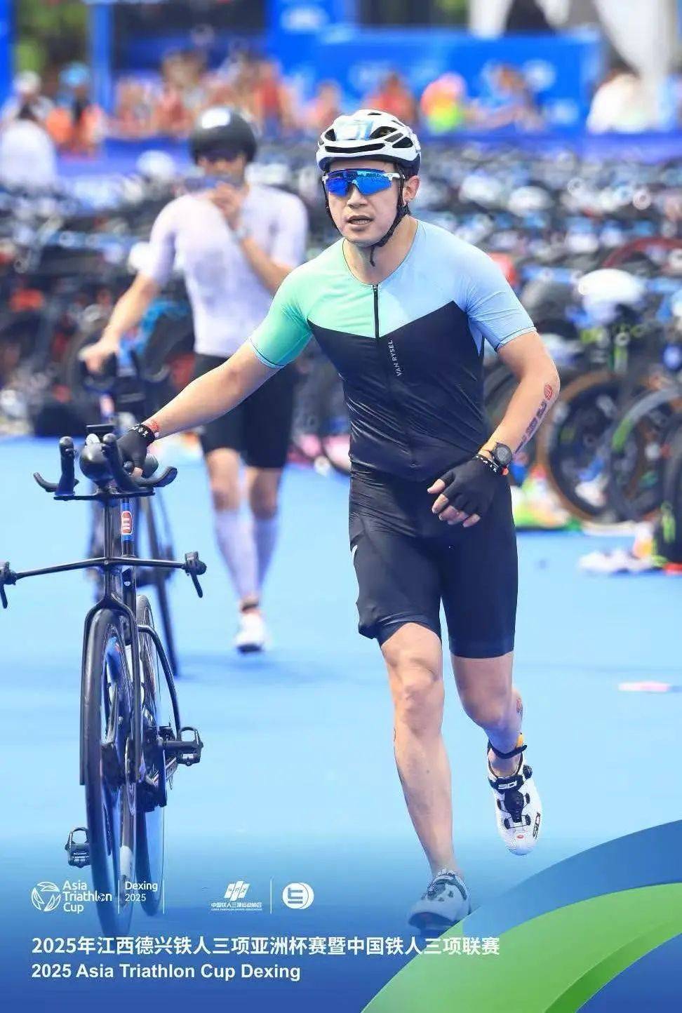 铁三运动项目激情四射，赛况紧张的简单介绍