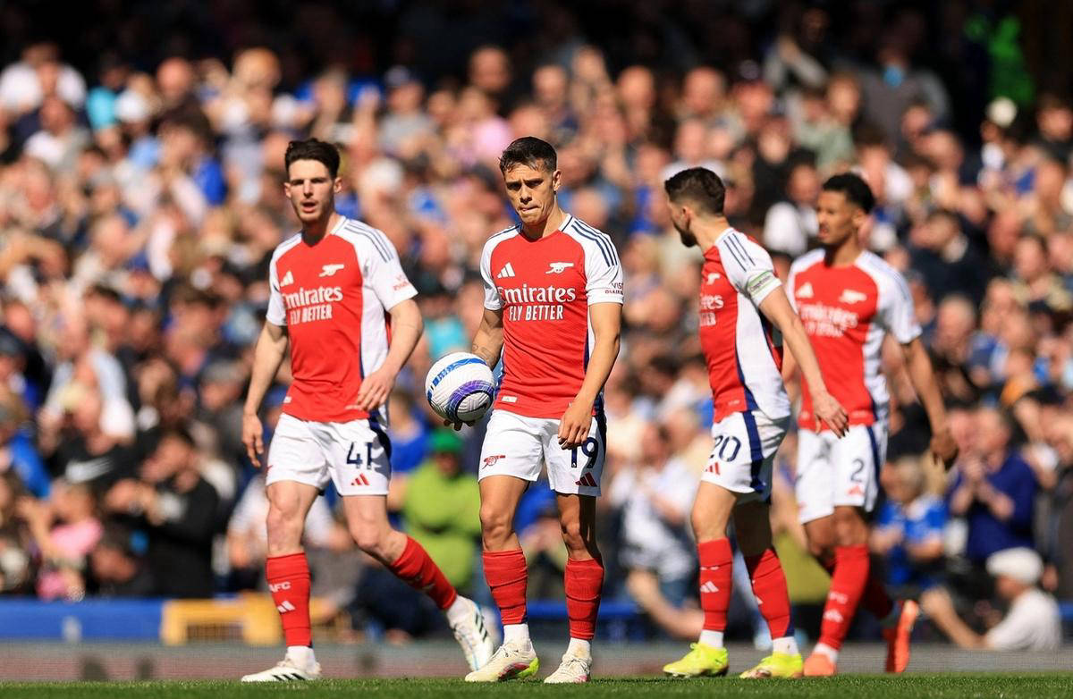 裁判误判引发球队抗议,对赛局造成重大影响 裁判误判引发球队抗议,对赛局造成重大影响