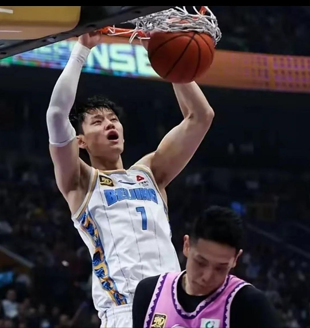 篮球明星因伤退出比赛，球队备战受影响