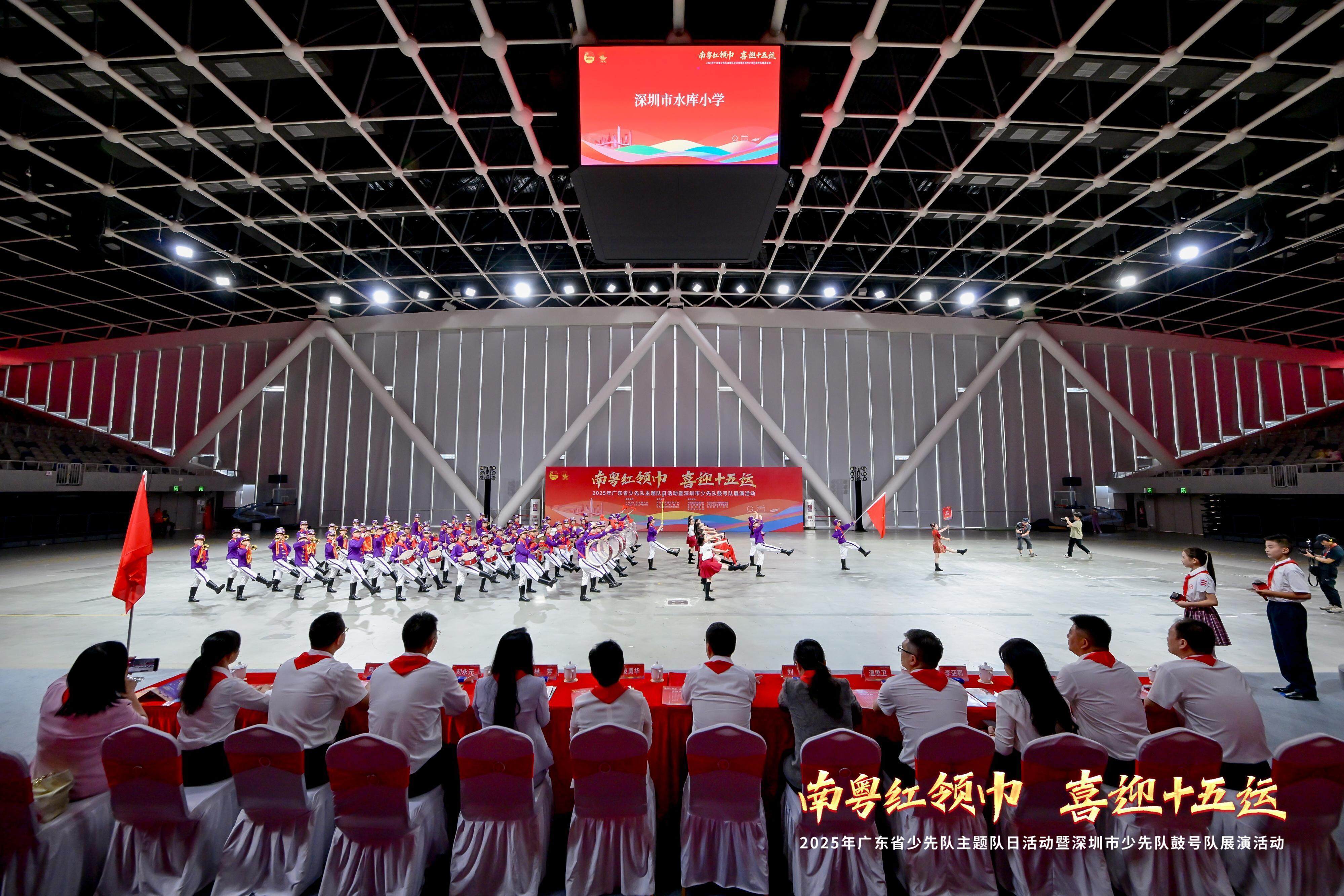 深圳队队员尽心竭力寻求突破 深圳队队员尽心竭力寻求突破