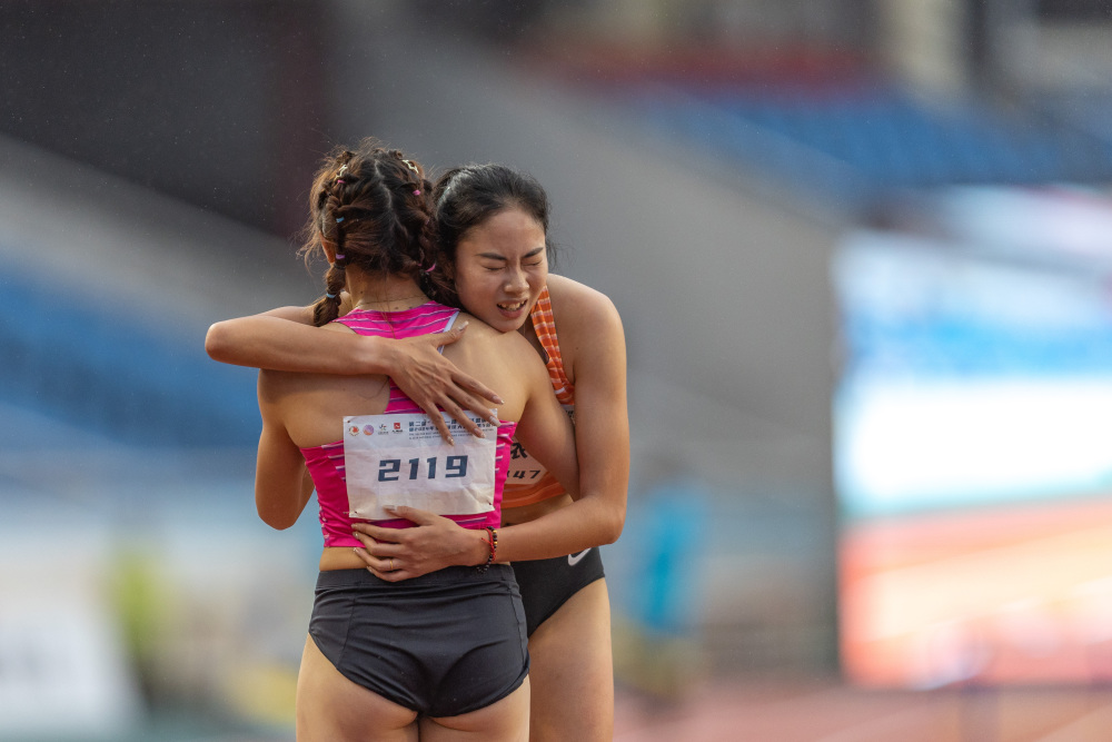 女子田径比赛选拜赛呈现踏雪寻梅 女子田径比赛选拜赛呈现踏雪寻梅