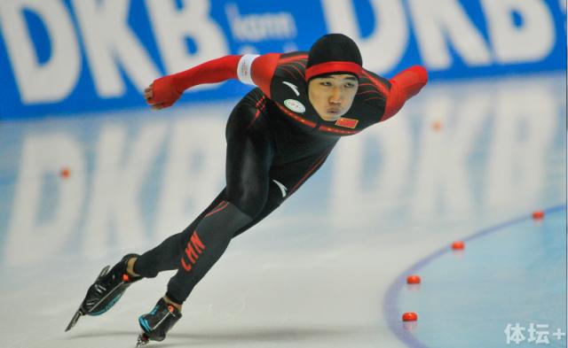 芬兰冰雪选手力抢前位！速滑冰场闪耀