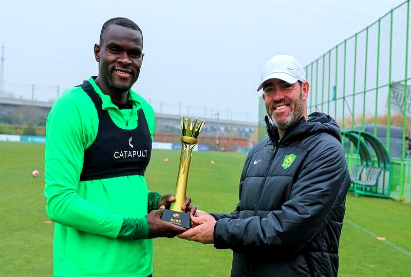 新签约球员加入球队备战下一场比赛 新签约球员加入球队备战下一场比赛