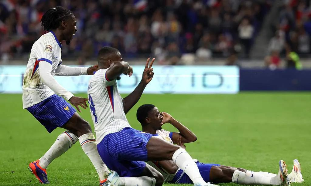 球队在比赛中拼尽全力,力争获得胜利 球队在比赛中拼尽全力,力争获得胜利